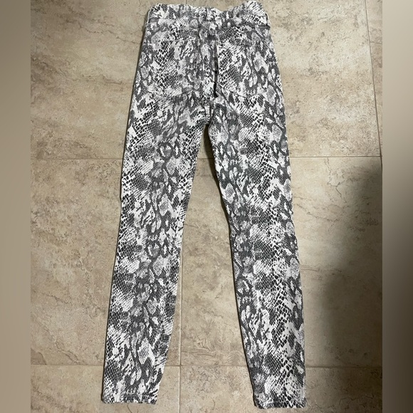 H&M snakeskin print cotton skinny ankle jeans.
Zipper/button closure. Size 2. - Picture 2 of 5